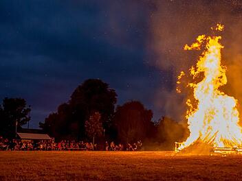 Mancherorts loderte schon das Sonnwendfeuer