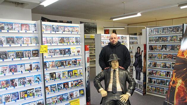 Andy Spielmann mit einem der "Blues Brothers" in der Videothek in der Melanchthonstraße. Sie steht zum Verkauf. Foto: Julian Übelhack