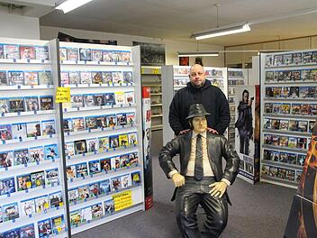 Andy Spielmann mit einem der "Blues Brothers" in der Videothek in der Melanchthonstraße. Sie steht zum Verkauf. Foto: Julian Übelhack