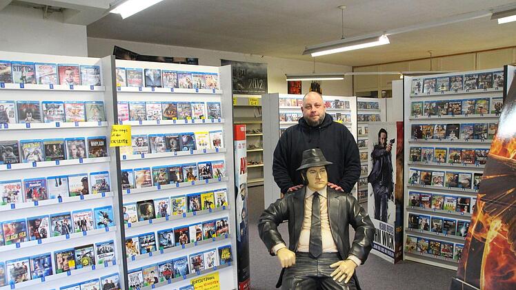 Andy Spielmann mit einem der "Blues Brothers" in der Videothek in der Melanchthonstraße. Sie steht zum Verkauf. Foto: Julian Übelhack