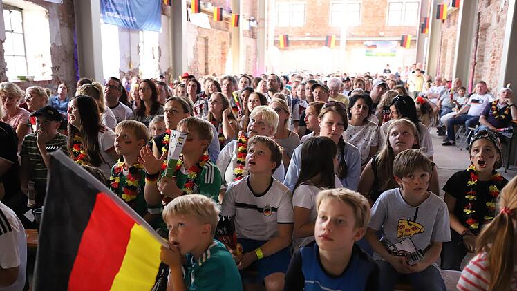 Von der frühen Anstoßzeit ließen sich die Zuschauer nicht abschrecken. Sie sorgten erneut für eine "volle Hütte" in der Kühnlenzpassage. Foto: Marian Hamacher