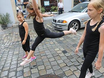 Am Dienstag geh&ouml;rte die Stadt den Kindern und sie konnten mit den Vereinen durch die Stadt h&uuml;pfen, tanzen, maschieren oder mit bunt dekorierten Festw&auml;gen durch die Stadt fahren. Fotos: Barbara Herbst.