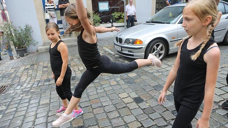 Am Dienstag gehörte die Stadt den Kindern und sie konnten mit den Vereinen durch die Stadt hüpfen, tanzen, maschieren oder mit bunt dekorierten Festwägen durch die Stadt fahren. Fotos: Barbara Herbst.
