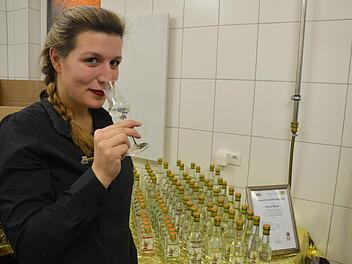 Denise Meyer prüft die Qualität eines Lautertaler Edelbrandes. Foto: Rainer Lutz
