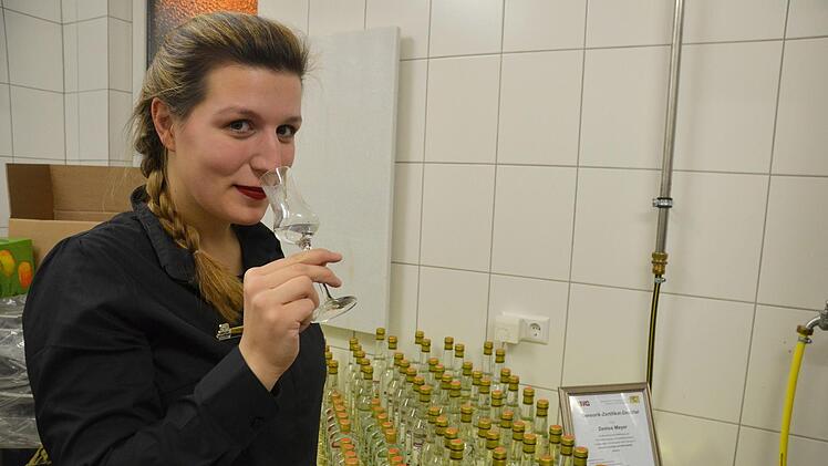 Denise Meyer prüft die Qualität eines Lautertaler Edelbrandes. Foto: Rainer Lutz