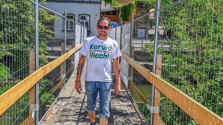 Für den Behelfssteg als zusätzlichen Fluchtweg muss Veranstalter Tom Land in diesem Jahr einen Statiker beschäftigen.  Foto: Ronald Rinklef