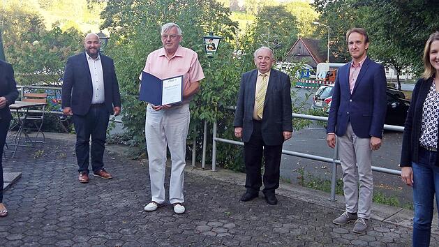 Der CSU-Ortsverband mit der Ortsvorsitzenden, B&uuml;rgermeisterin Angela Hofmann (links), und ihren Stellvertretern Jonas Geissler (Zweiter von links), Robert Wachter (Zweiter von rechts) und Daniela Th&uuml;roff (rechts) sowie Ehrenvorsitzenden Heinz Hausmann (Dritter von rechts) freut sich &uuml;ber die Ehrung von Hans-Martin Dicker (Dritter von links).  Foto: Heike Sch&uuml;lein