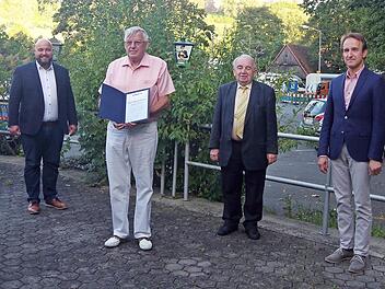 Der CSU-Ortsverband mit der Ortsvorsitzenden, Bürgermeisterin Angela Hofmann (links), und ihren Stellvertretern Jonas Geissler (Zweiter von links), Robert Wachter (Zweiter von rechts) und Daniela Thüroff (rechts) sowie Ehrenvorsitzenden Heinz Hausmann (Dritter von rechts) freut sich über die Ehrung von Hans-Martin Dicker (Dritter von links).  Foto: Heike Schülein