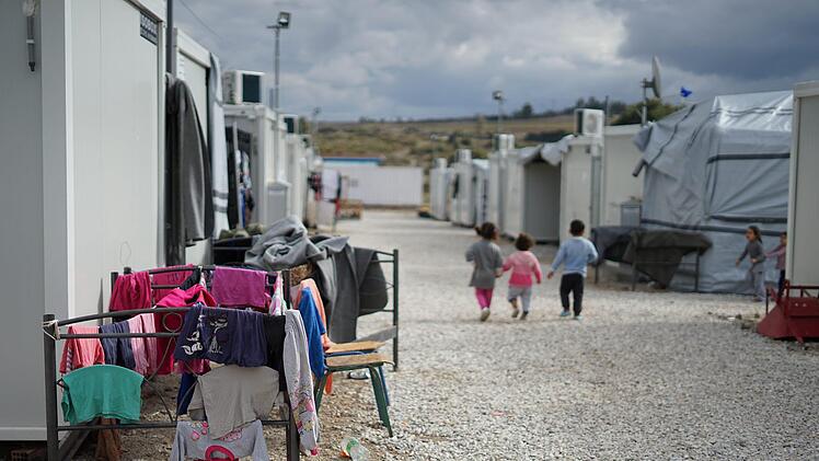 Auch wenn die Lage der Fl&uuml;chtlinge im Landkreis besser ist als hier in einem Lager bei Athen, bem&uuml;ht sich  Konrad Eitel um mehr Platz w&auml;hrend der Pandemie.privat