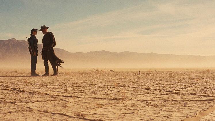 Lucy (Ella Purnell) muss sich auf ihrem Roadtrip &ouml;fter vom Ghul (Walter Goggins) die Leviten lesen lassen.