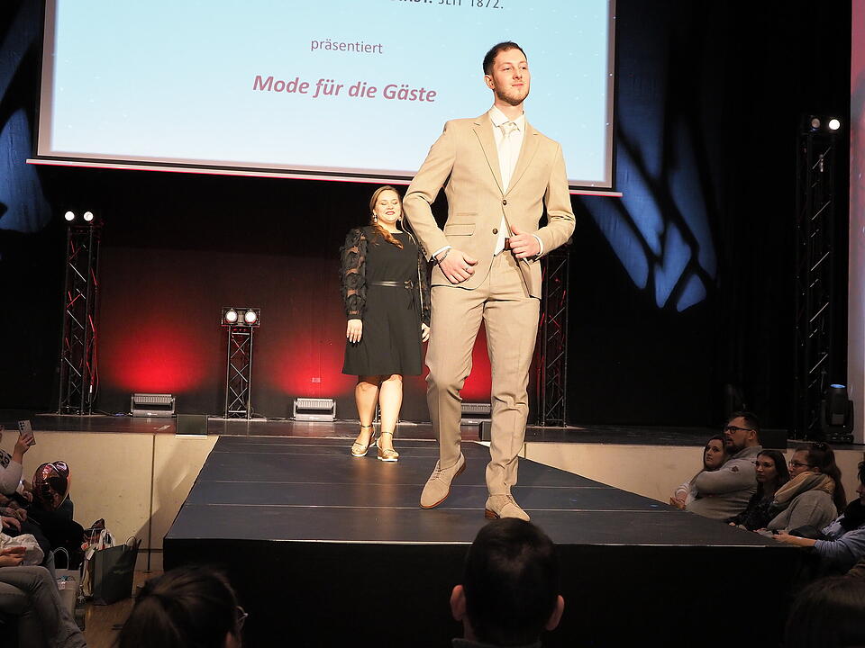 Inkl. Braut- und Festmodenschauen.