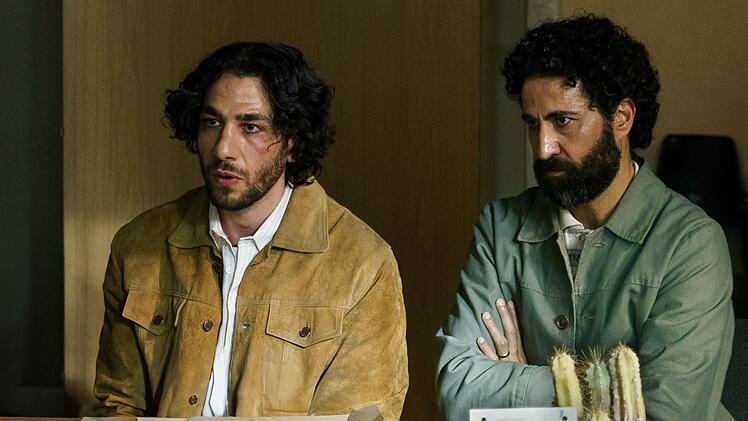 Malik (Rami Fadel Khalaf, rechts) will Schwager Ibrahim (Tariq Al-Saies) beim Start in Deutschland helfen.