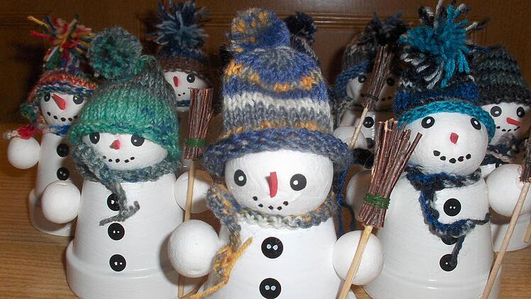 Passend zum Frauenfrühstück im Winter gab es als Geschenk Schneemänner, sogar mit gestrickten Mützen.  Foto: Daniela Feser