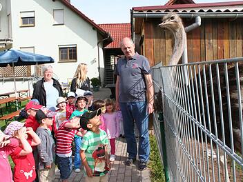 Strauße hatten sicher die meisten Kinder noch nie gesehen. Im Bild rechts am Gatter Bernhard Gumbrecht Fotos: Evi Seeger
