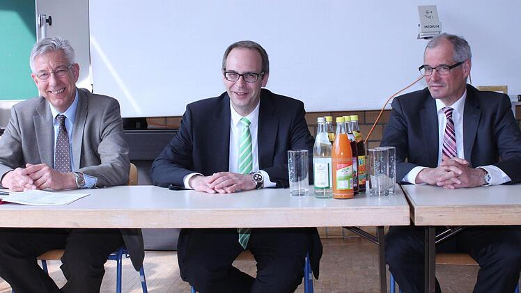 Landrat Christian Meißner (Mitte) dankte allen Partnern, die an der Ausbildungsmesse beteiligt sind. Berufsschulleiter Hans-Jürgen Lichy (links) und Roland Vogel vom Arbeitskreis Schule-Wirtschaft freuen sich auf viele interessierte Besucher.