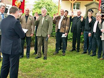 Landrat Thomas Bold (2. von links) nimmt den neuen Feldgeschworenen den Eid ab.