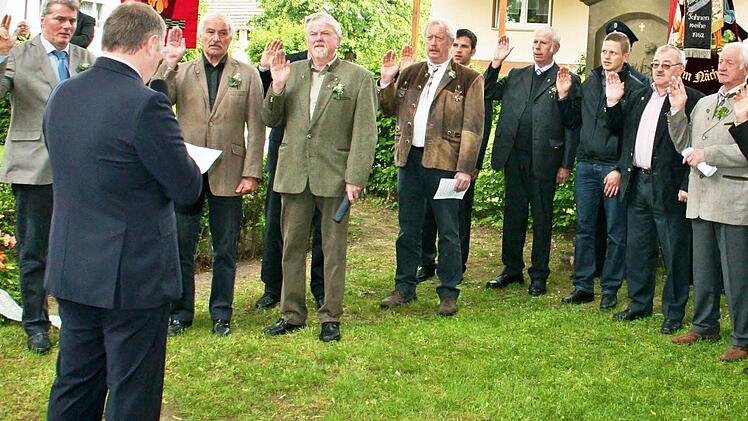 Landrat Thomas Bold (2. von links) nimmt den neuen Feldgeschworenen den Eid ab.