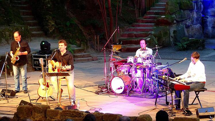 Bernd Schricker, Thomas Goller, Mike Müller und Tom Götz (von links) bei ihrem ersten Konzert auf der Naturbühne. Foto: Dieter Hübner