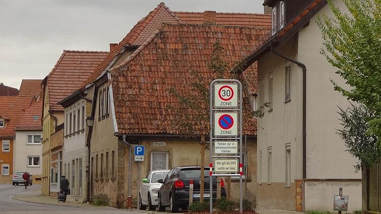 Schon einige Monate alt aber noch überhaupt nicht bewährt: das innerstädtische Verkehrskonzept in Ebern mit Rechts-vor-Links-regelung und Tempo 30. Markierungen auf der Straße sollen jetzt an bestimmten Ecken optische Unterstützung für den Autofahrer sein.