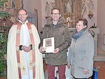Organist Guido Weigl (Mitte) zusammen mit Pfarrer Kurt Wolf und Pfarrgemeinderätin Lydia Hessenauer Foto: Helmut Kistner
