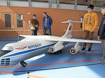 Eindrucksvolle Flugzeuge und Schiffe hatten die Hallerndorfer versammelt- sehr zur Freude auch der kleineren Besucher. Fotos: Erlwein