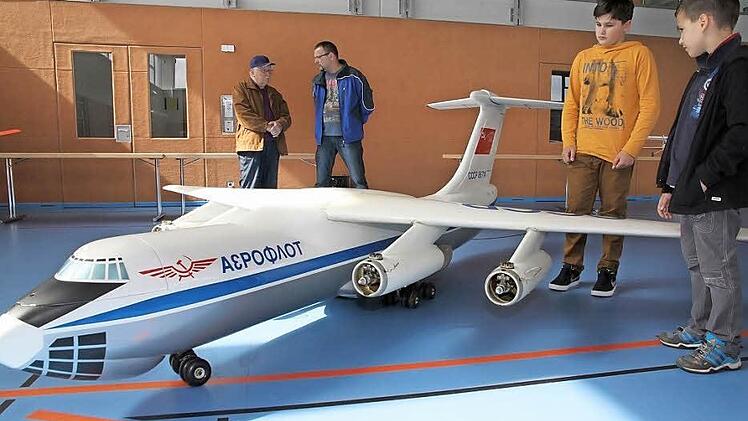 Eindrucksvolle Flugzeuge und Schiffe hatten die Hallerndorfer versammelt- sehr zur Freude auch der kleineren Besucher. Fotos: Erlwein