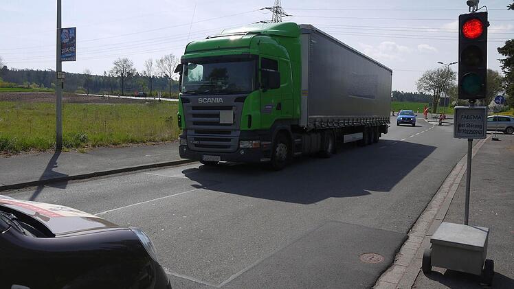 An der Ampel in der Kellergasse staute sich immer wieder der Verkehr. Foto: Berthold Köhler