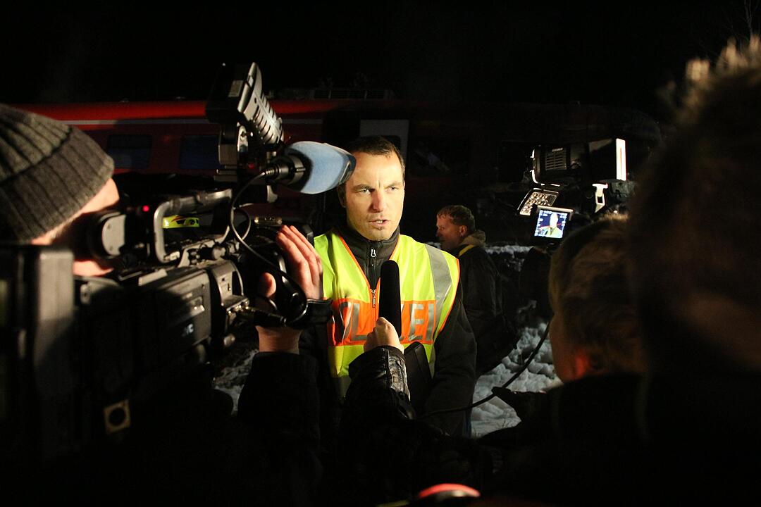 Personenzug rast in US-Militär-Schwertransporter