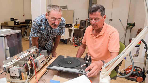 Bruno Dirauf (links) und Bogdahn Schwonek tüfteln im "Männerschuppen".  Foto: Ronald Rinklef