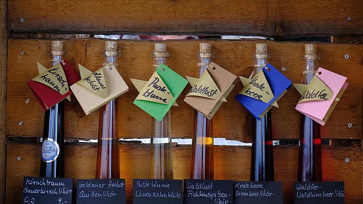 Die Tage der Edlen Brände haben am Wochenende Schnaps-Liebhaber nach Wartmannsroth gelockt. Brenner präsentieren sich und ihre Höfe. Besucher können Produkte verkosten und hinter die Kulissen der Betriebe blicken. Foto: Gerd Schaar