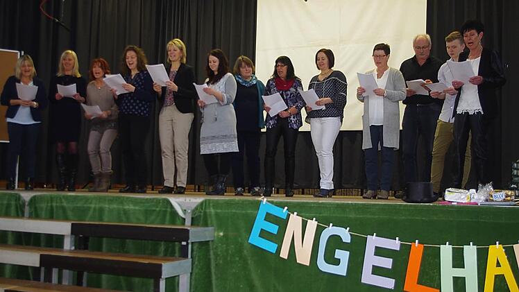 Lehrer und Personal stimmten ein Abschiedslied an. Foto: Heike Schülein