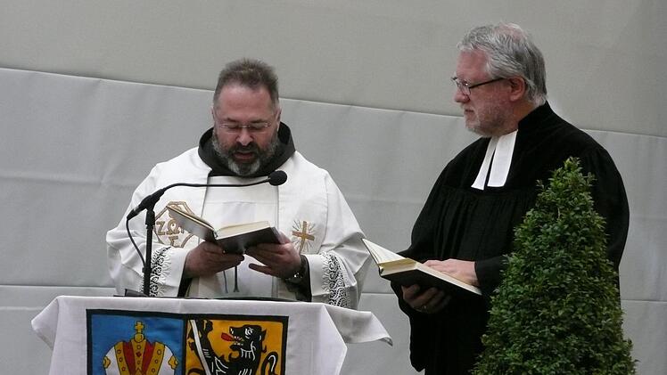 Pater Kosmar und Pfarrer Geyer bei der Einweihung