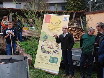 Gunther Häckner stellt das Prinzip Terra Preta vor.  Foto: Theo Hein