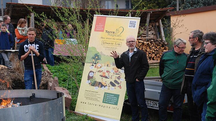 Gunther Häckner stellt das Prinzip Terra Preta vor.  Foto: Theo Hein