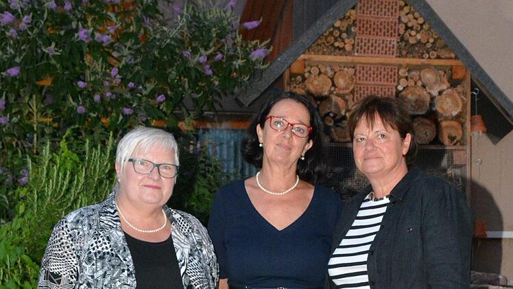 Liselotte Zillmann (links) und Gisela Schmid (rechts) sind von Rektorin Ursula Plohnke in den Ruhestand verabschiedet worden.  Foto: Björn Hein