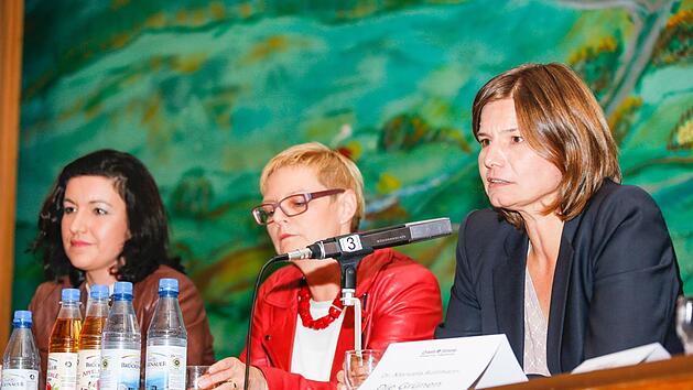 Die Podiumsdiskussion der Saale-Zeitung war im Wahlkampf das einzige Aufeinandertreffen der drei Direktkandidatinnen Dorothee Bär (CSU, von links), Sabine Dittmar (SPD) und  Manuela Rottmann (Grüne). Nun werden sie sich bald im Bundestag wiedersehen, weil der Wahlkreis - vermutlich als einziger bundesweit - drei Frauen ins Parlament entsendet.  Foto: Matthias Hoch