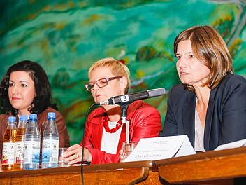 Die Podiumsdiskussion der Saale-Zeitung war im Wahlkampf das einzige Aufeinandertreffen der drei Direktkandidatinnen Dorothee Bär (CSU, von links), Sabine Dittmar (SPD) und  Manuela Rottmann (Grüne). Nun werden sie sich bald im Bundestag wiedersehen, weil der Wahlkreis - vermutlich als einziger bundesweit - drei Frauen ins Parlament entsendet.  Foto: Matthias Hoch