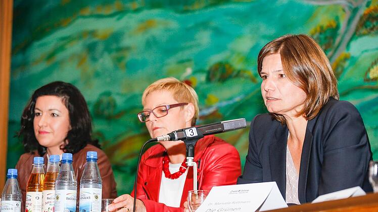 Die Podiumsdiskussion der Saale-Zeitung war im Wahlkampf das einzige Aufeinandertreffen der drei Direktkandidatinnen Dorothee Bär (CSU, von links), Sabine Dittmar (SPD) und  Manuela Rottmann (Grüne). Nun werden sie sich bald im Bundestag wiedersehen, weil der Wahlkreis - vermutlich als einziger bundesweit - drei Frauen ins Parlament entsendet.  Foto: Matthias Hoch