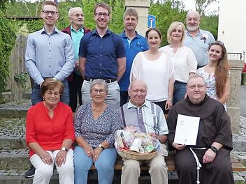 Maria Fiedler, Lieselotte Will, Karl Wenzel-Teuber und Pfarrer Pater Adrian Manderla (sitzend, von links) sowie (dahinter, von links) Philipp Laaber, Walter Bischoff, Pfarrgemeinderatsvorsitzender Fabian Laaber, Martin Kolloch, Sandra Hempfling, Sabine Greil, Otto Peschel und Annemarie Biadatz Foto: Klaus-Peter Wulf