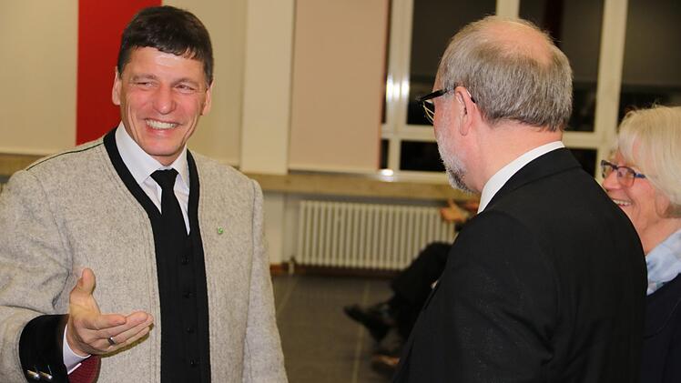 Bürgermeister Karl Eberharter aus Strass im Zillertal (links), Partnerstadt von Ebern, im Gespräch mit Ehrenbürger Robert Herrmann