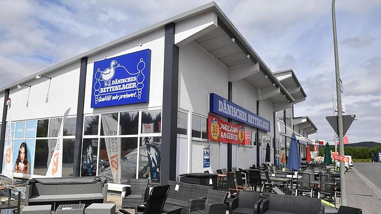 Die Gans und der Slogan "Qualität sehr preiswert" werden bald auch in Ebern zu sehen sein. Das Dänische Bettenlager - hier der Markt in Hallstadt - eröffnet in der "Alten Ziegelei" eine Filiale. Foto: Ronald Rinklef