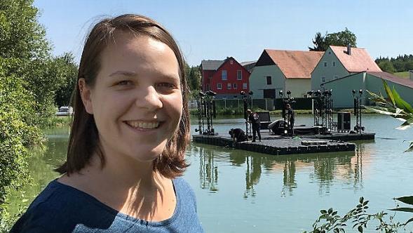 Die Thomann Channel-Managerin Laura Sandjohaan vor der Seebühne