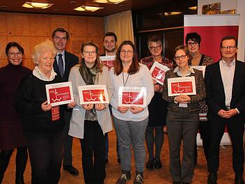 Bei der Stiftungsausschüttung (von links): Vorsitzende Ortrun Stenglein-Gröschel, Heidi Schülke und Gerd Kenner vom Kuratorium, Sigrid Fredenhagen (Katharina von Bora, Coburg), Vikar Sascha Ebner, Alexandra Bohl (Kita Falkenegg), die Pfarrerinnen Martina Schwarz-Wohlleben (St. Moriz, Coburg) und Hedwig Porsch (Heilig-Kreuz, Coburg), Andrea Kessel (St. Michael, Fechheim) und Thomas Radermacher.Foto: Oliver Schmidt