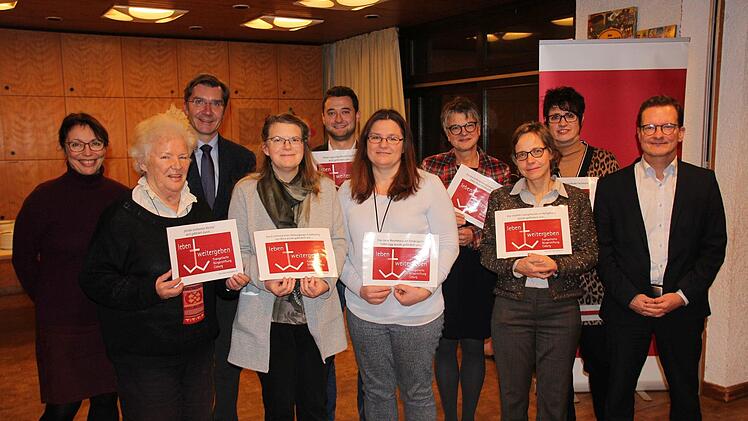Bei der Stiftungsausschüttung (von links): Vorsitzende Ortrun Stenglein-Gröschel, Heidi Schülke und Gerd Kenner vom Kuratorium, Sigrid Fredenhagen (Katharina von Bora, Coburg), Vikar Sascha Ebner, Alexandra Bohl (Kita Falkenegg), die Pfarrerinnen Martina Schwarz-Wohlleben (St. Moriz, Coburg) und Hedwig Porsch (Heilig-Kreuz, Coburg), Andrea Kessel (St. Michael, Fechheim) und Thomas Radermacher.Foto: Oliver Schmidt
