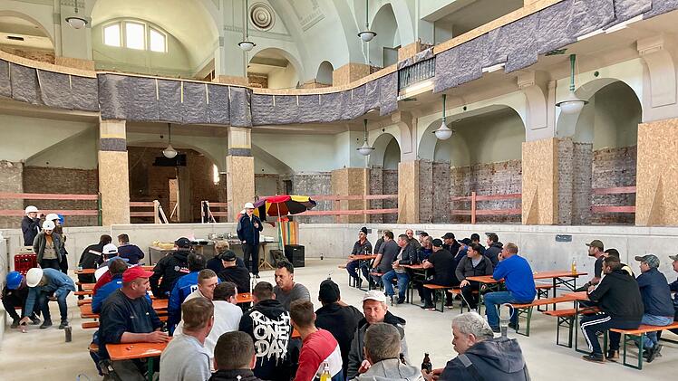 N&uuml;rnberg: Becken im Volksbad erfolgreich betoniert - Bauarbeiter und Projektleiter feiern "Beckenfest"