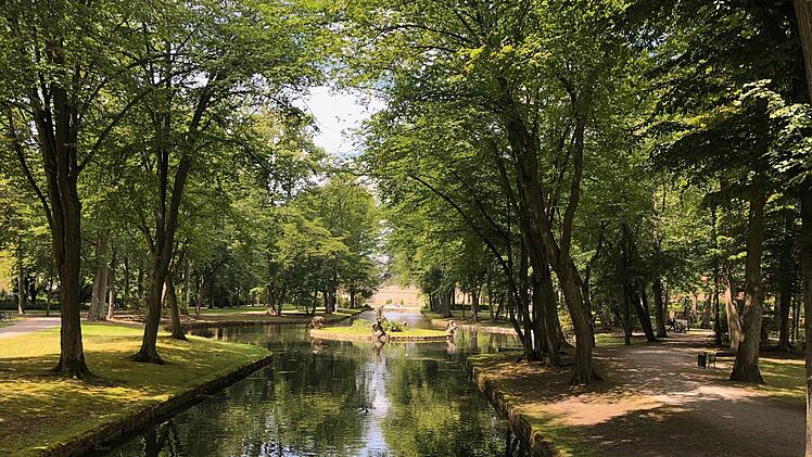 Durch die Mitte des Bayreuther Hofgartens führt ein Kanal mit Wasserbecken und Inseln.