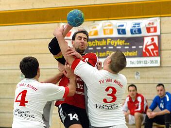 Thomas Janson (rotes Trikot) und Co. bissen sich nach der Pause an der Altdorfer Defensive die Zähne aus. Fotos: herzopress