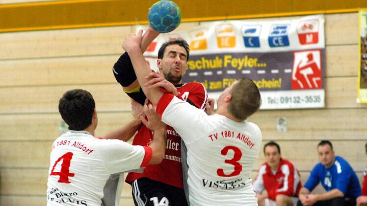 Thomas Janson (rotes Trikot) und Co. bissen sich nach der Pause an der Altdorfer Defensive die Zähne aus. Fotos: herzopress