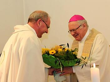 Der Alt-Weihbischof freut sich über die Blumen. Fotos: Johanna Blum