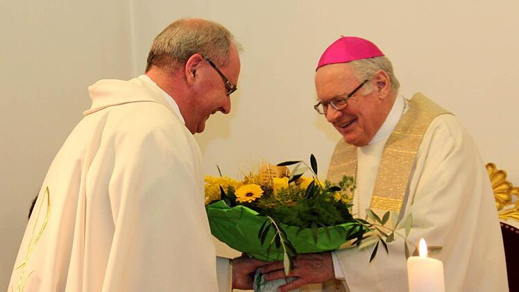 Der Alt-Weihbischof freut sich über die Blumen. Fotos: Johanna Blum